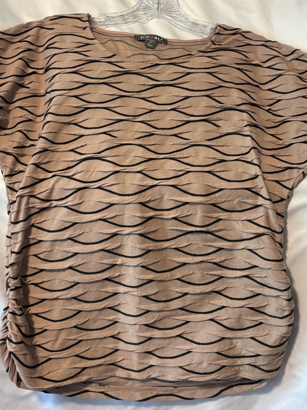 Roz & Ali Beige Short Sleeve Top with Black Wave Pattern. Small